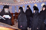 Экскурсию по монастырю проводит наместник обители архимандрит Василий.